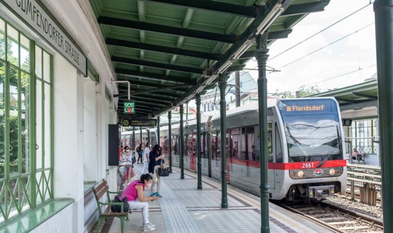 Ekel-Attacke in U6: Frau mit Kot beworfen – Keine Anzeige möglich!